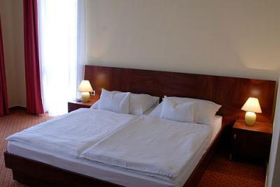 Olcsó kétágyas szoba az újhartyáni Faluközpontban az M5 autópályánál - Faluközpont Hotel*** Újhartyán - olcsó szálloda az M5 autópálya közelében Budapesttől 10 percre