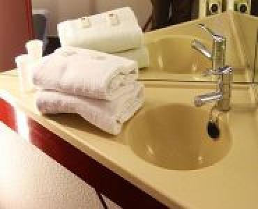 Fürdőszoba a 3 csillagos Drive Inn szállodában Törökbálinton - hotel közel Budapesthez - Hotel Drive Inn*** Törökbálint ✔️ Akciós Drive inn Hotel