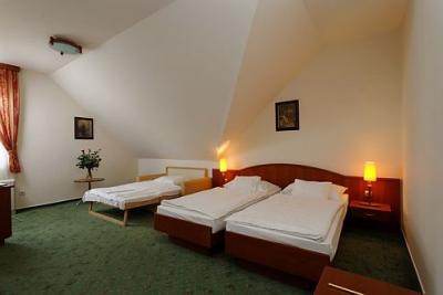 Hotel Gastland M0 - háromágyas szoba - Olcsó szálloda Szigetszentmiklóson - ✔️ Hotel Gastland M0 Szigetszentmiklós ✔️ Akció Gastland M0
