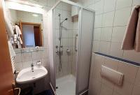 Sissi Hotel fürdőszobája közel a Corvin negyedhez Budapesten