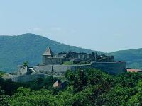 Visegrádi fellegvár lenyűgöző panorámával az erdőre Visegrádon