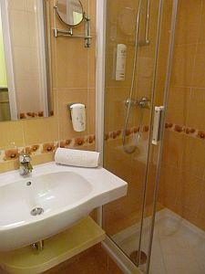 ✔️ Kecskeméti wellness szálloda Aranyhomok fürdőszobája - ✔️ Hotel Aranyhomok Kecskemét ✔️ Akció Aranyhomok Hotel